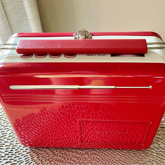 Collectible RETRO RADIO Lunchbox Red/White/Crome - Picture 4 of 10
